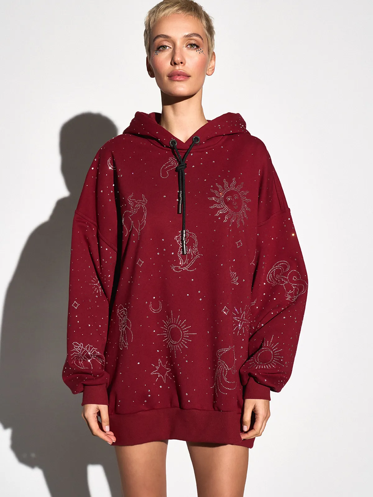 Бордовое оверсайз худи MOODSTORIES HOODIE ZODIAC MAROON с капюшоном, украшенное блестящими знаками зодиака и звездами.
