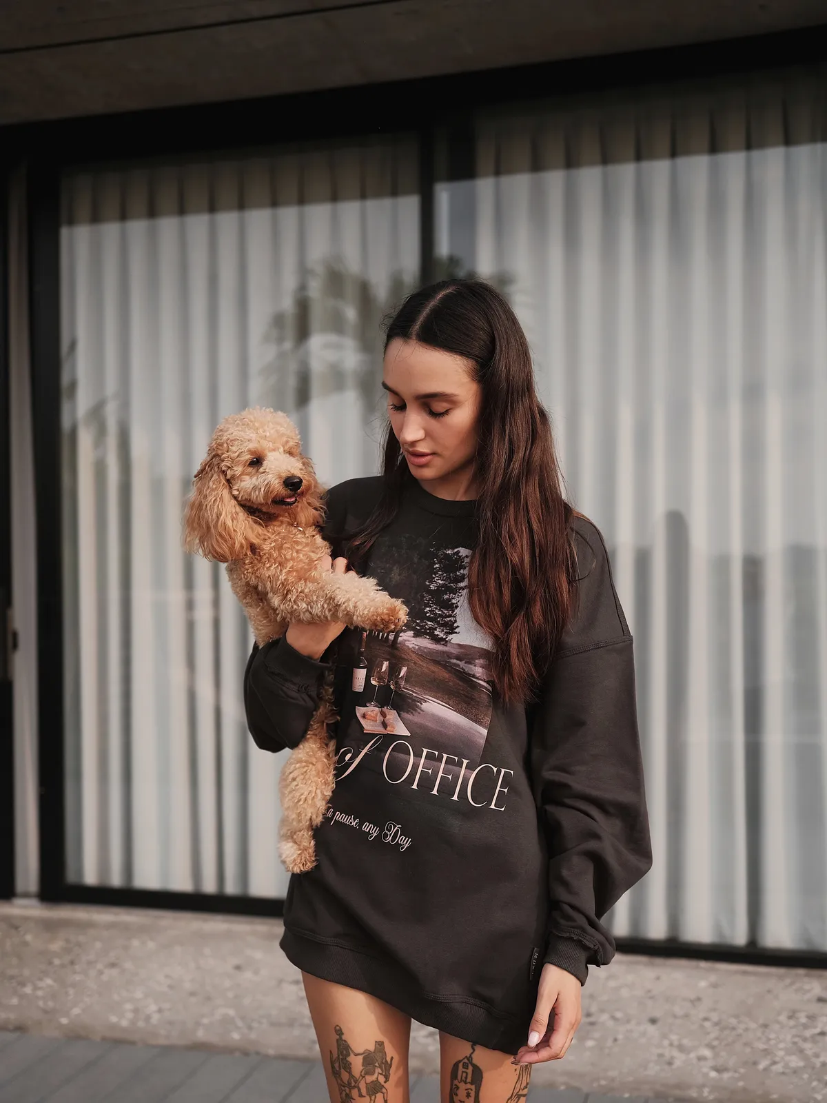 Темно-сірий оверсайз світшот MOODSTORIES SWEATSHIRT OFFICE з круглим вирізом та принтом «OUT of OFFICE» на білому фоні.