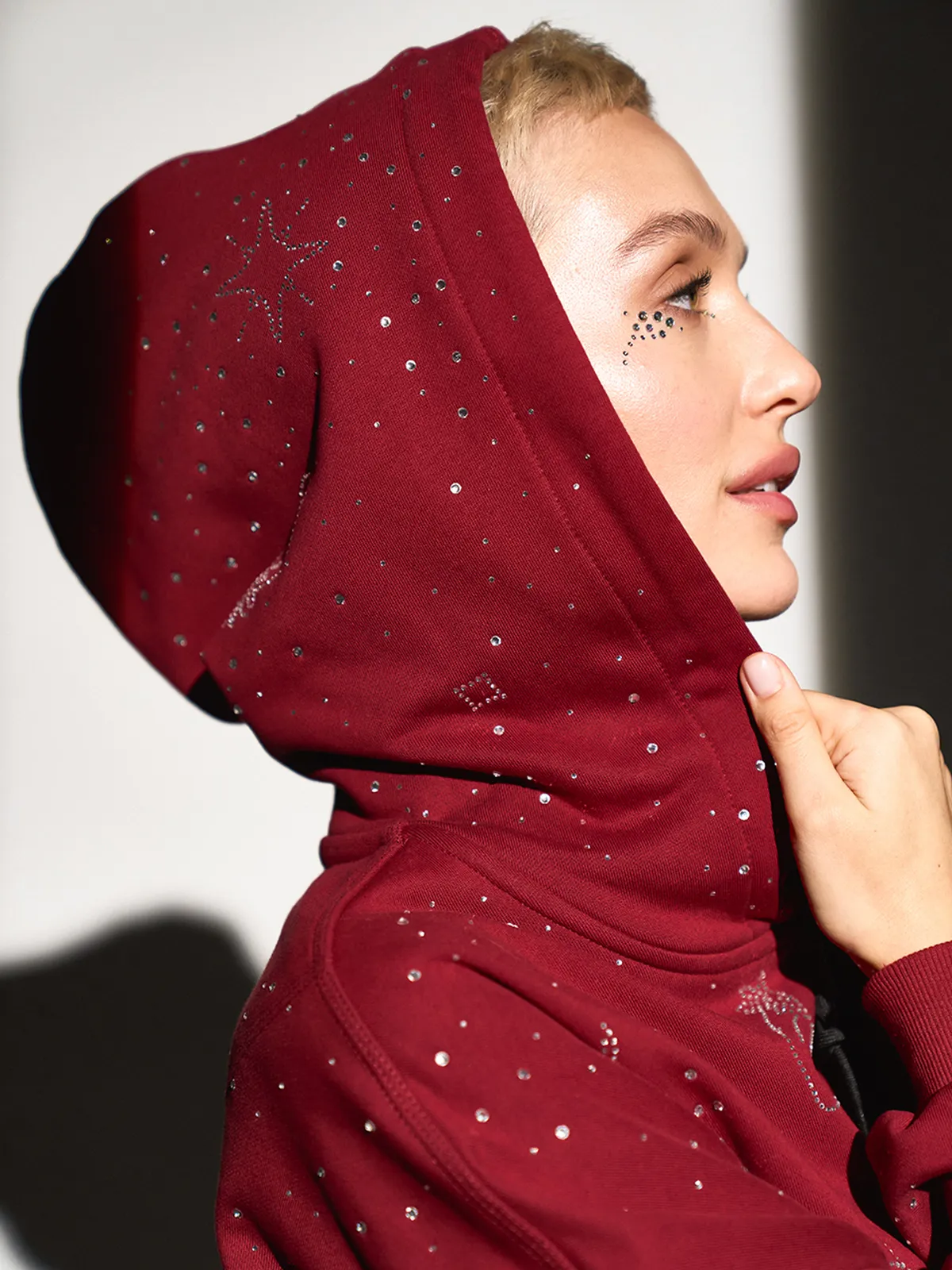 Бордовое оверсайз худи MOODSTORIES HOODIE ZODIAC MAROON с капюшоном, украшенное блестящими знаками зодиака и звездами.