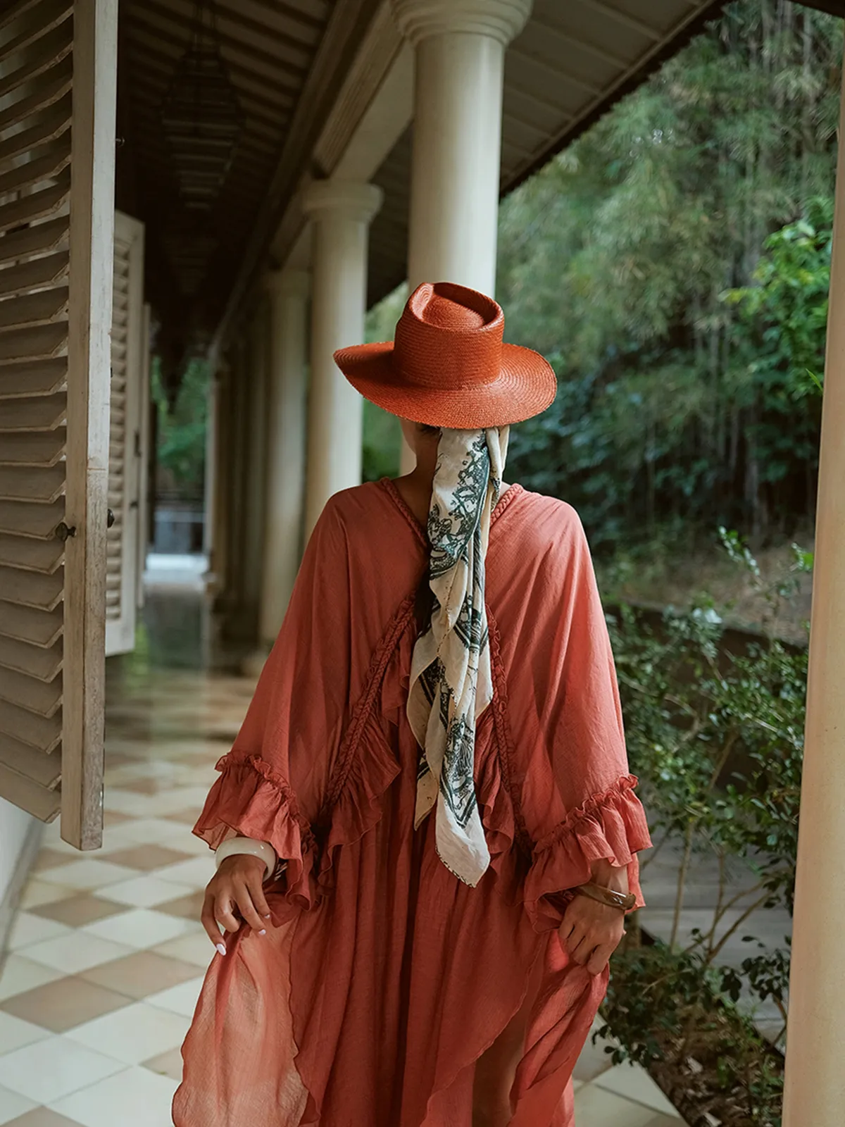 Шляпа-федора Straw Fedora Clay от MOODSTORIES цвета глины из плетеного материала на белом фоне.