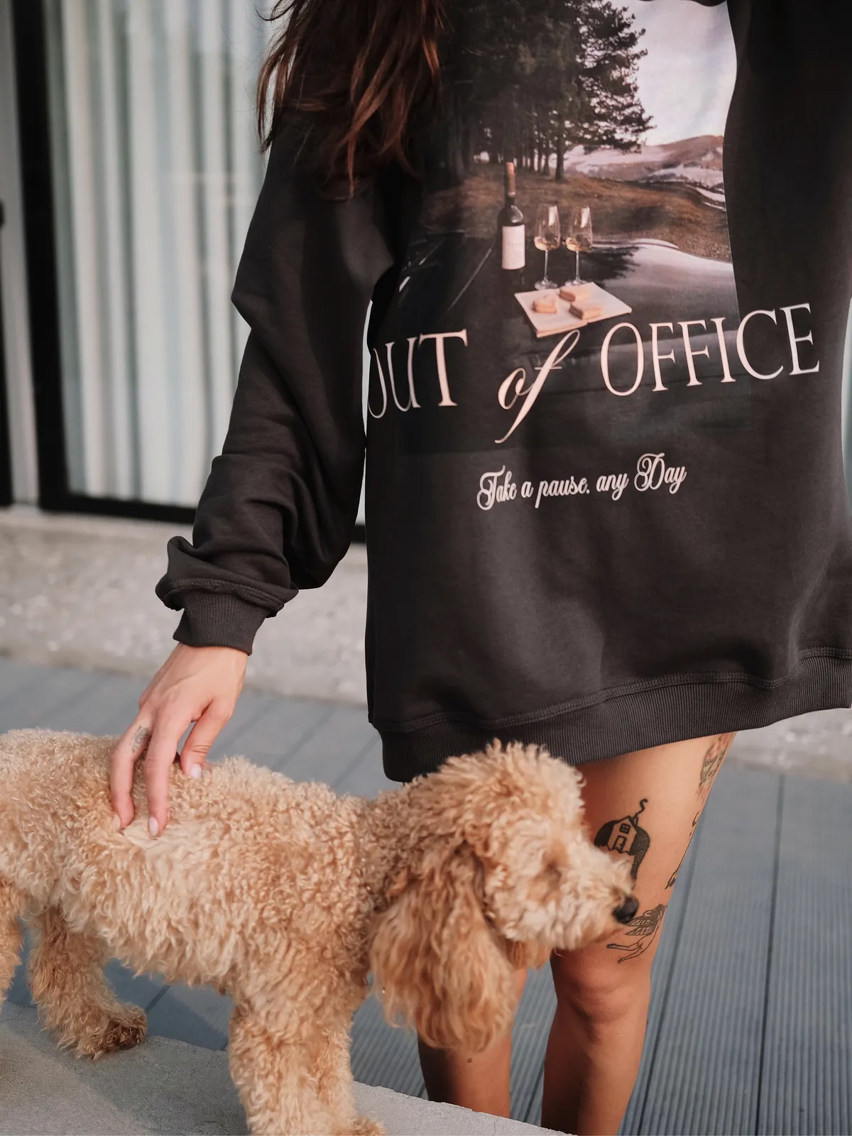 Темно-сірий оверсайз світшот MOODSTORIES SWEATSHIRT OFFICE з круглим вирізом та принтом «OUT of OFFICE» на білому фоні.