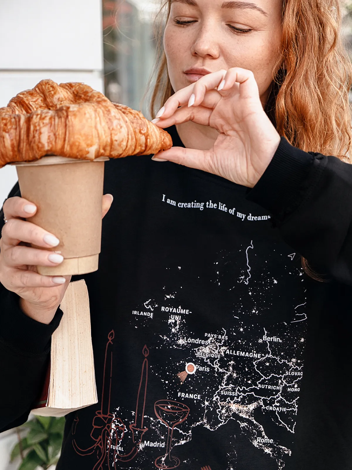 Черный оверсайз свитшот SWEATSHIRT PARIS от MOODSTORIES с графическим принтом на груди и надписью на спине.