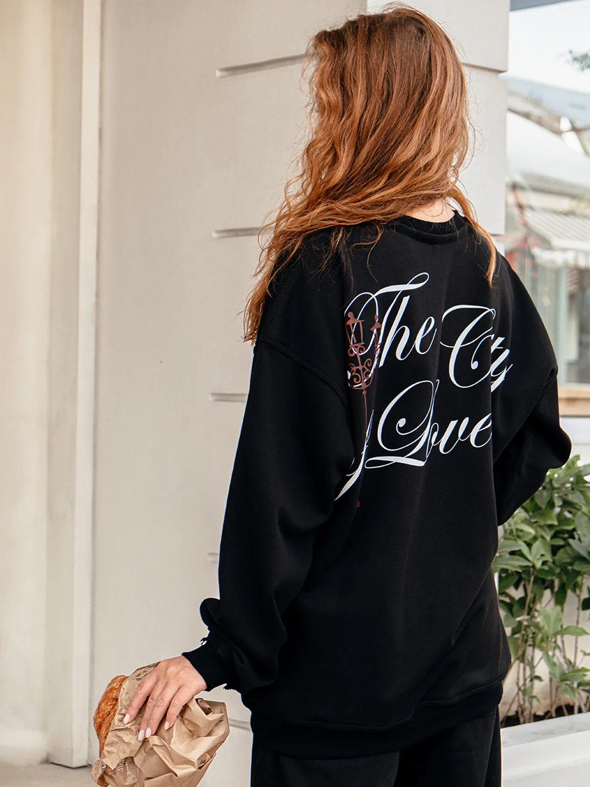 Черный оверсайз свитшот SWEATSHIRT PARIS от MOODSTORIES с графическим принтом на груди и надписью на спине.