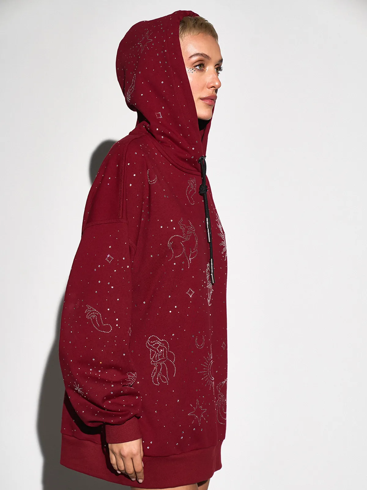 Бордовое оверсайз худи MOODSTORIES HOODIE ZODIAC MAROON с капюшоном, украшенное блестящими знаками зодиака и звездами.