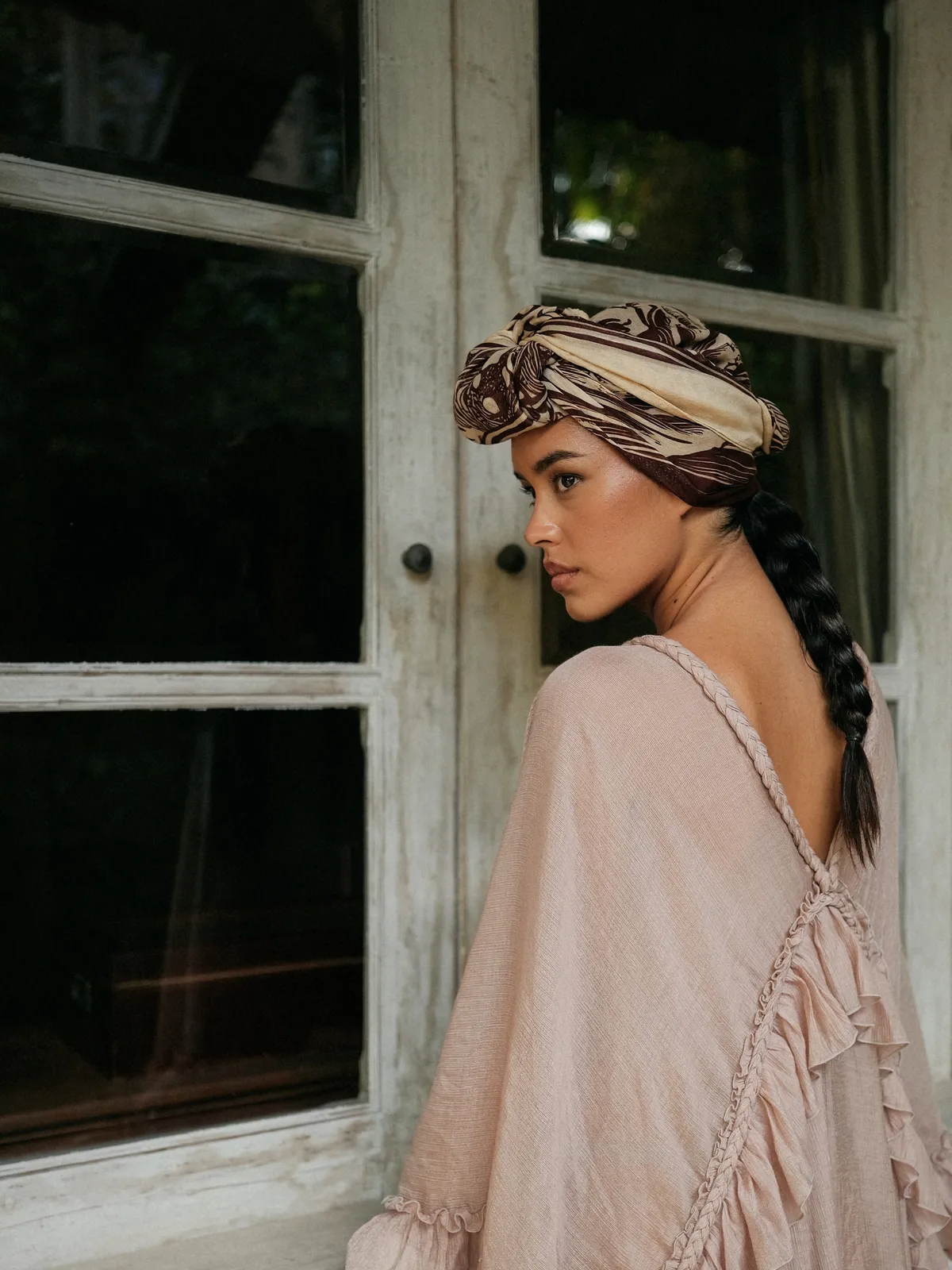 Основне фото сукні Dress Storm Mocha від MOODSTORIES. Елегантний крій, витончений мокко-відтінок, що підкреслює жіночність.
