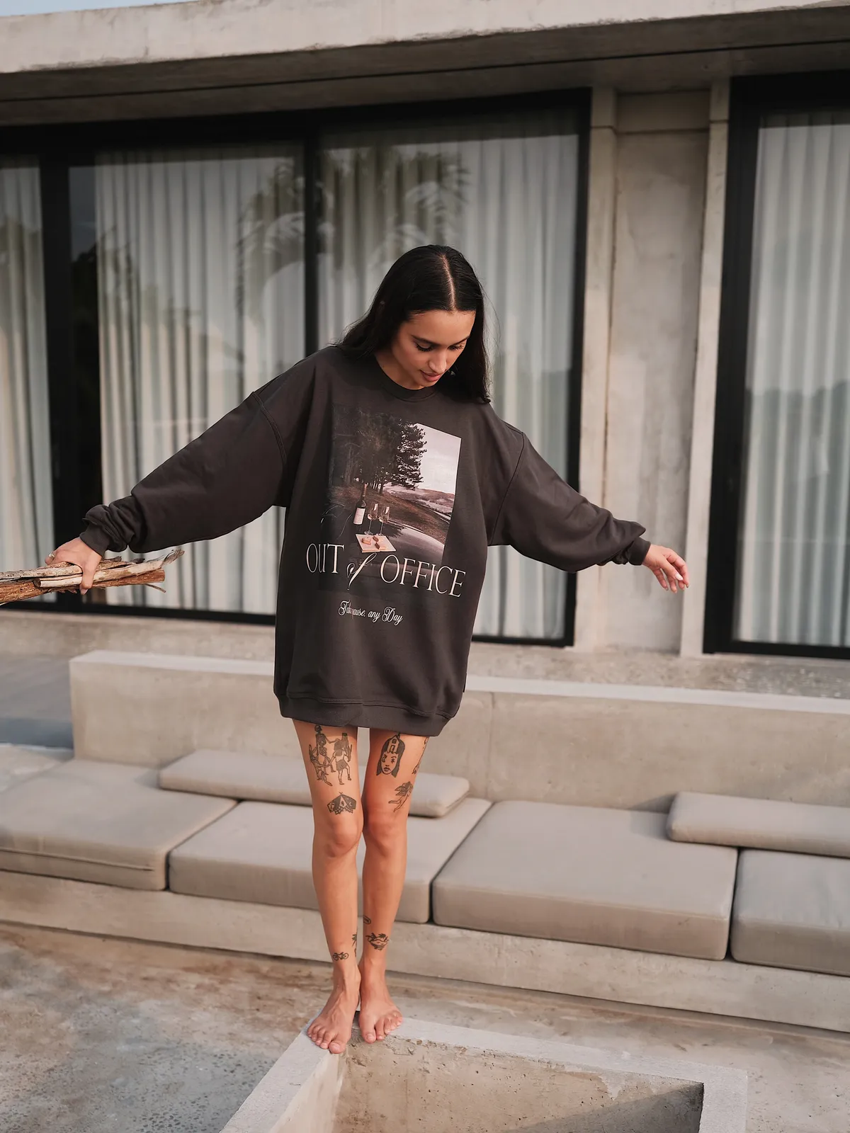 Темно-сірий оверсайз світшот MOODSTORIES SWEATSHIRT OFFICE з круглим вирізом та принтом «OUT of OFFICE» на білому фоні.