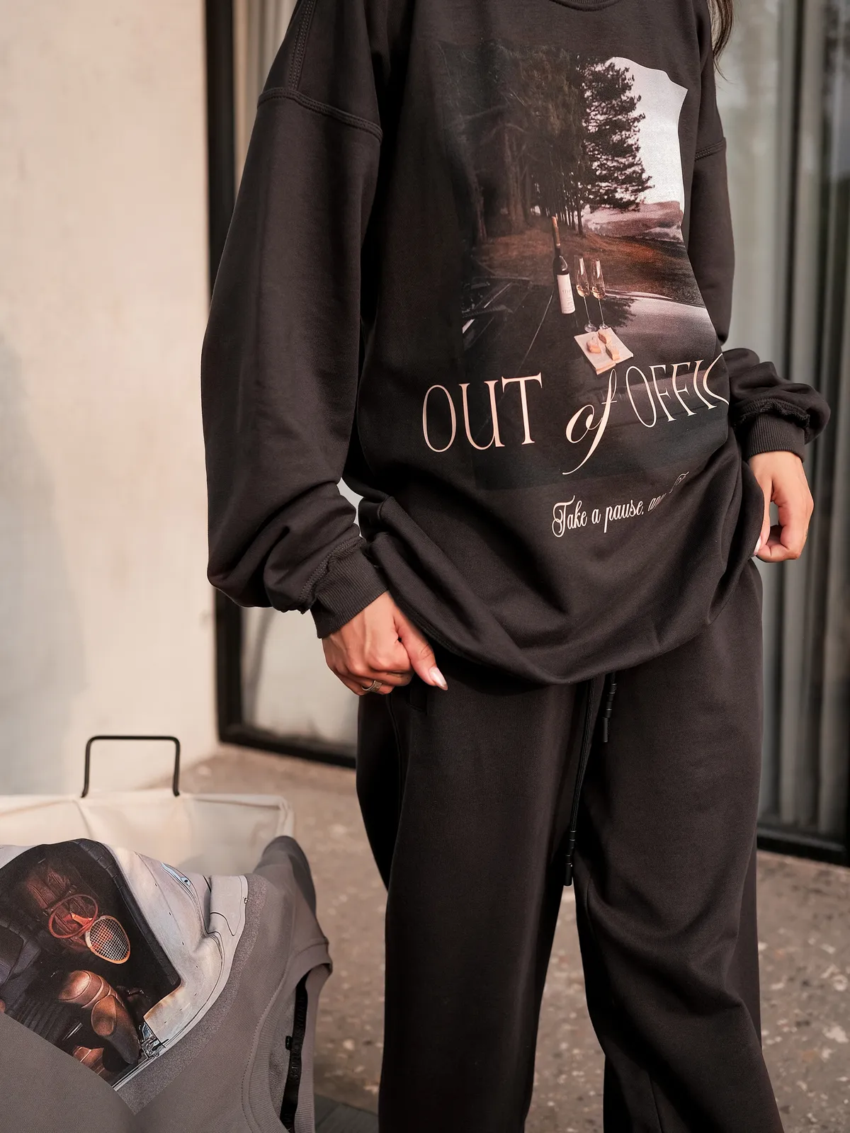 Темно-сірий оверсайз світшот MOODSTORIES SWEATSHIRT OFFICE з круглим вирізом та принтом «OUT of OFFICE» на білому фоні.