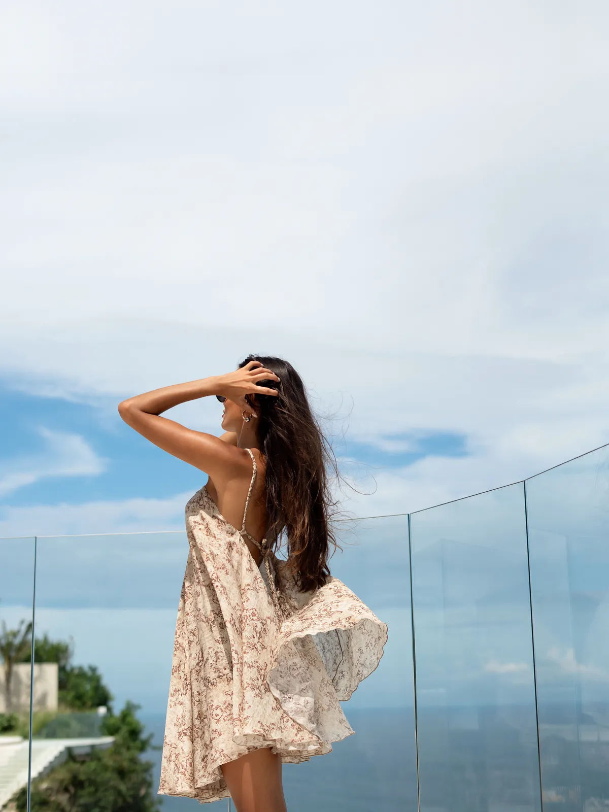 Элегантное платье Dress Camelia от MOODSTORIES. Модель в полный рост, демонстрирует утонченный крой и силуэт.