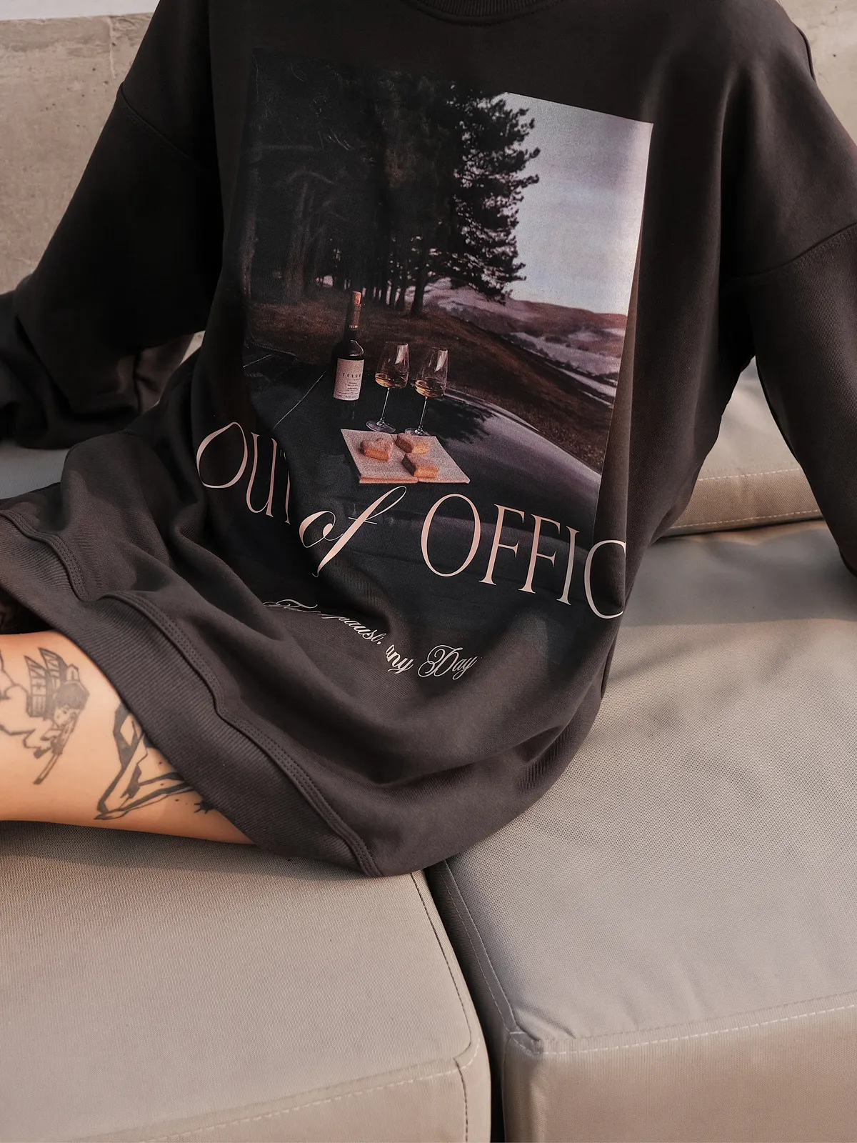 Темно-сірий оверсайз світшот MOODSTORIES SWEATSHIRT OFFICE з круглим вирізом та принтом «OUT of OFFICE» на білому фоні.