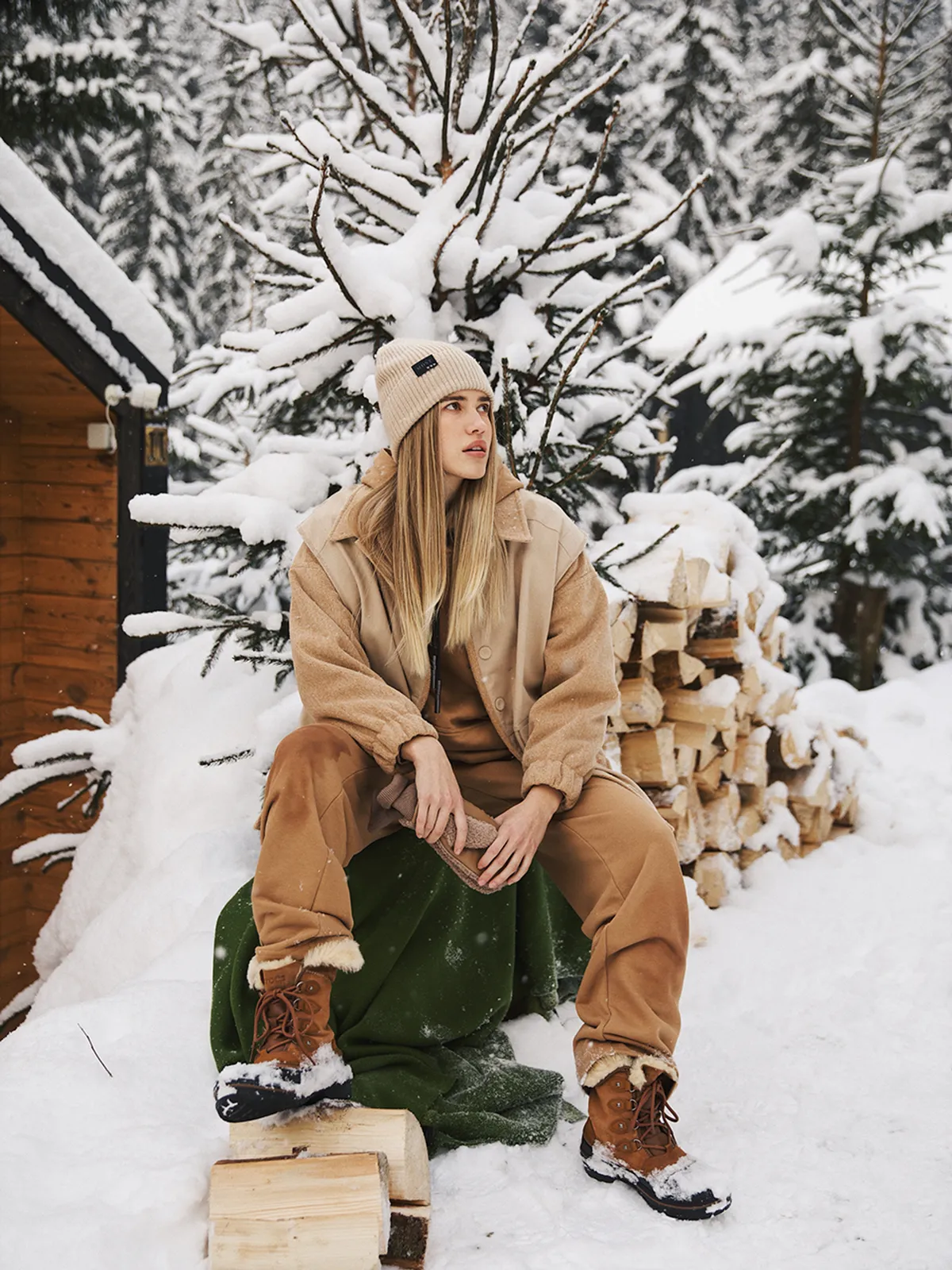 Модель у подовженій сорочці-куртці SHIRT COSY LATTE від MOODSTORIES бежевого кольору з фактурними рукавами та кишенями.