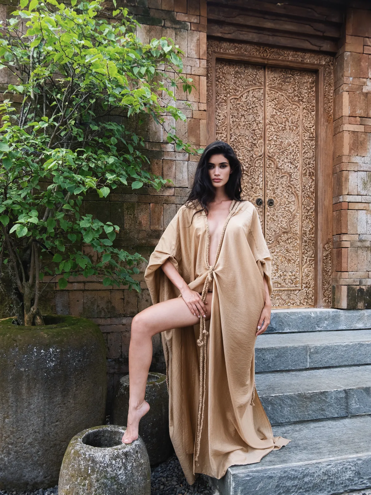 Туника Angel Gold MOODSTORIES светлого оттенка, свободного кроя, элегантно ниспадающая, подчеркивая легкость силуэта.