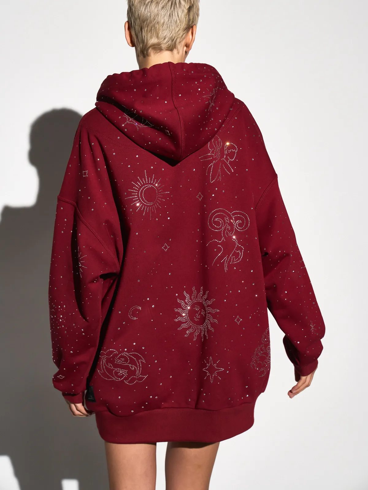 Бордовое оверсайз худи MOODSTORIES HOODIE ZODIAC MAROON с капюшоном, украшенное блестящими знаками зодиака и звездами.