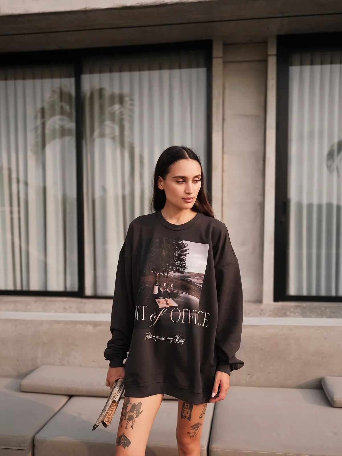 Темно-сірий оверсайз світшот MOODSTORIES SWEATSHIRT OFFICE з круглим вирізом та принтом «OUT of OFFICE» на білому фоні.