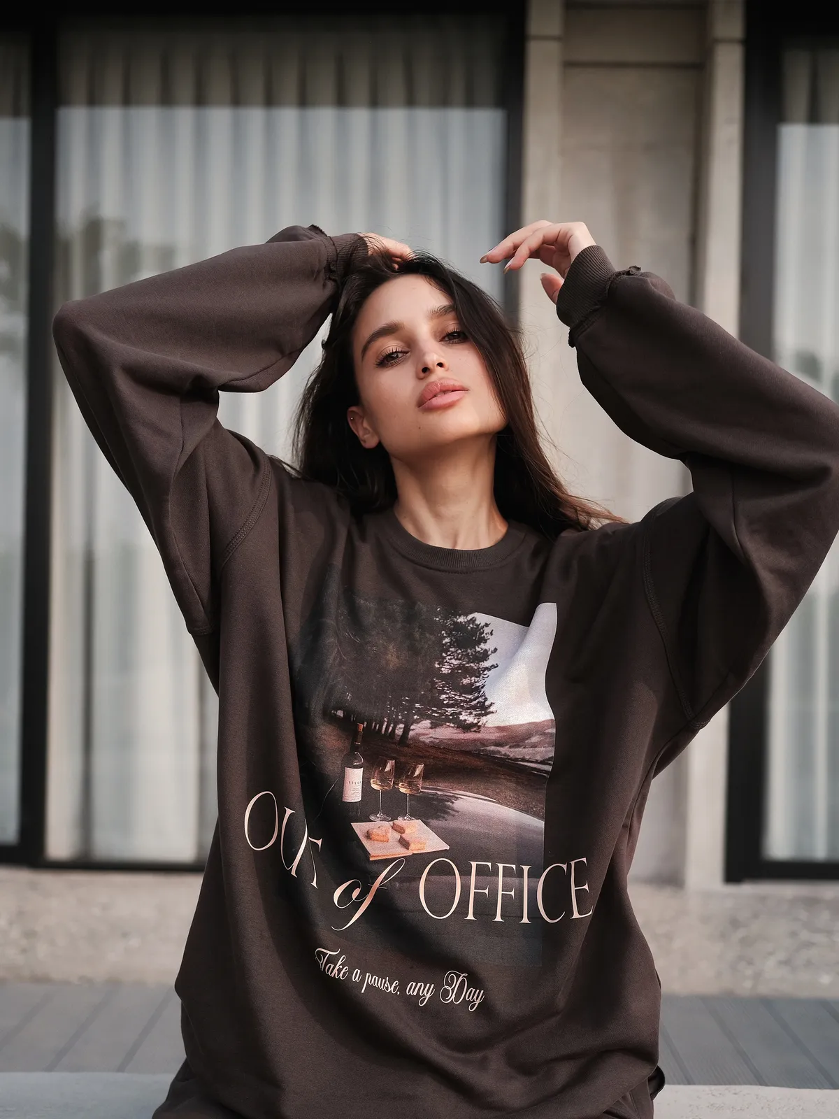 Темно-сірий оверсайз світшот MOODSTORIES SWEATSHIRT OFFICE з круглим вирізом та принтом «OUT of OFFICE» на білому фоні.