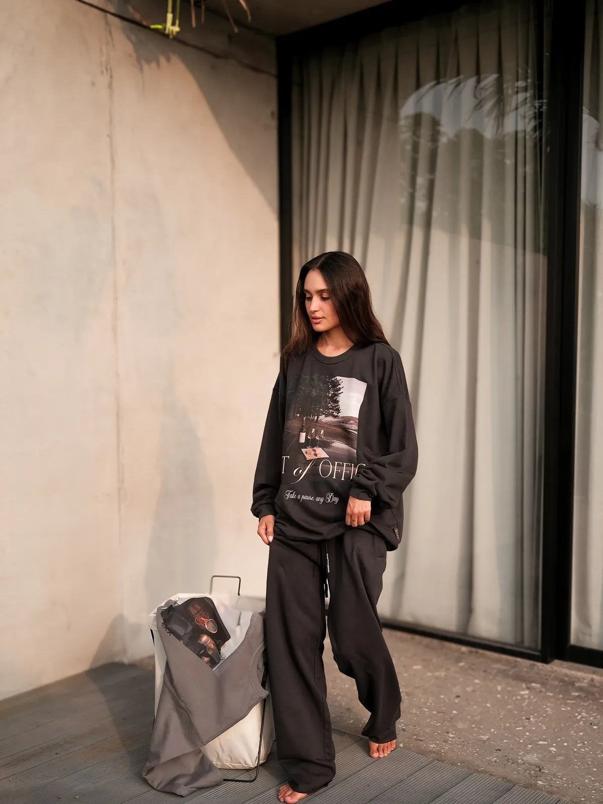 Темно-сірий оверсайз світшот MOODSTORIES SWEATSHIRT OFFICE з круглим вирізом та принтом «OUT of OFFICE» на білому фоні.