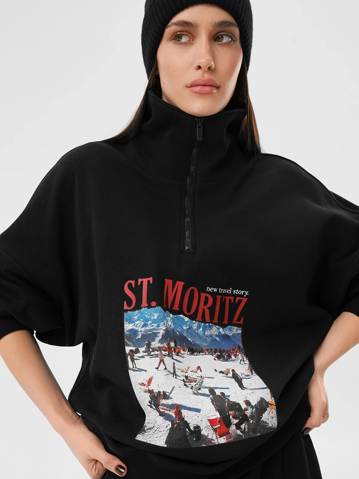 Модель в черном костюме MOODSTORIES SUIT Mountain Club, состоящем из объемного свитшота и широких брюк.