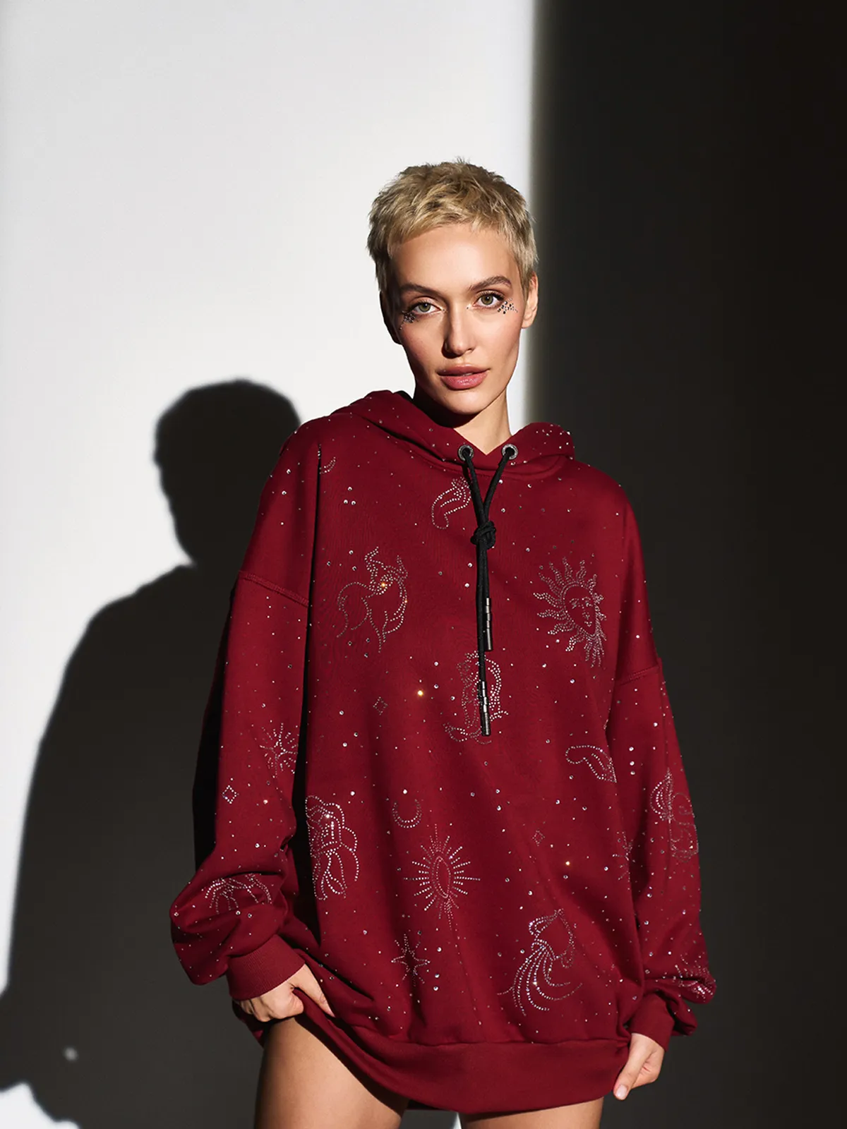 Бордовое оверсайз худи MOODSTORIES HOODIE ZODIAC MAROON с капюшоном, украшенное блестящими знаками зодиака и звездами.